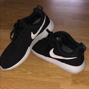Nike Roshe Black/White